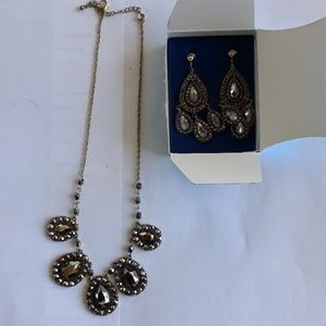 Avon set necklace with earrings.